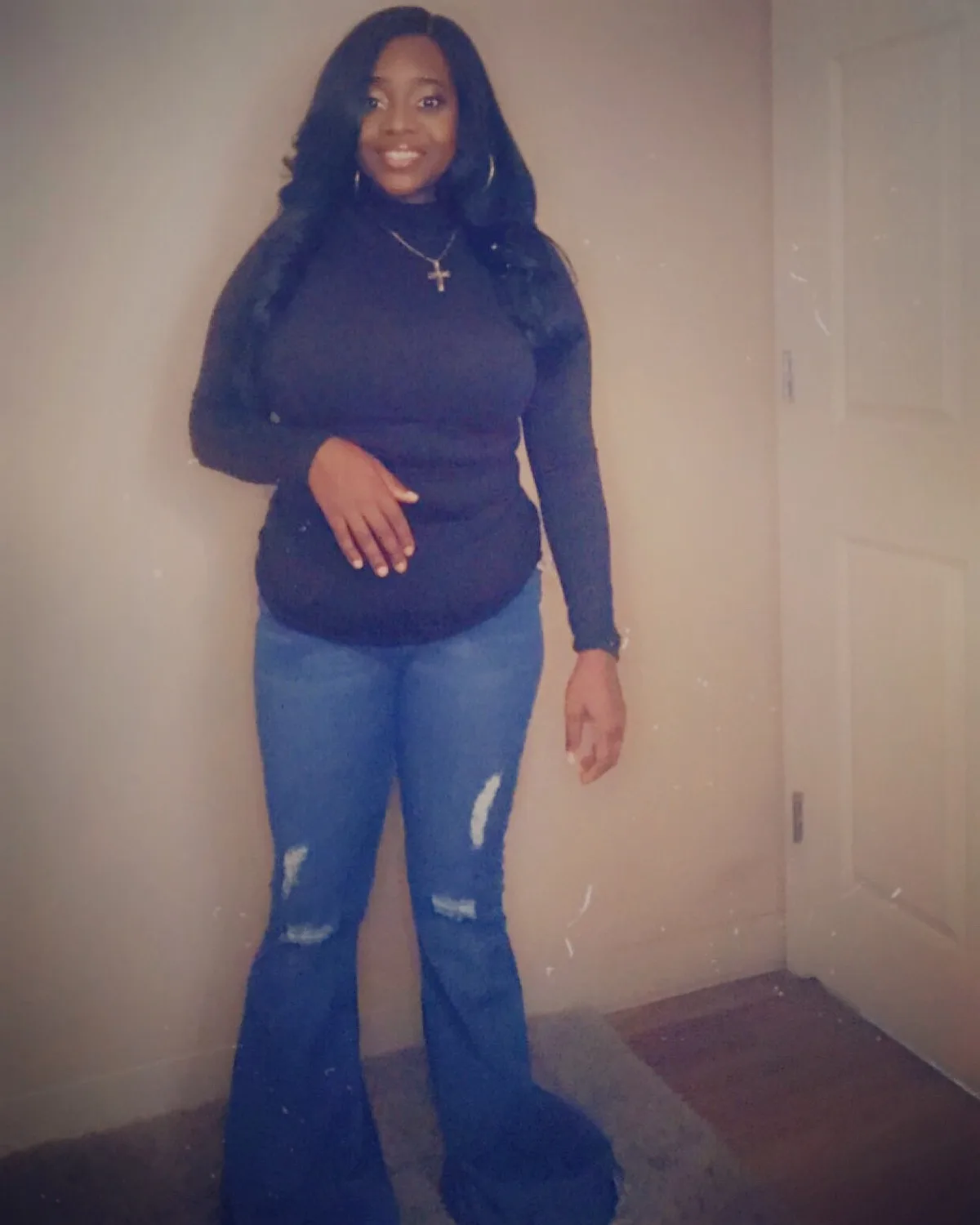 Woman wearing flare jeans with ripped knees